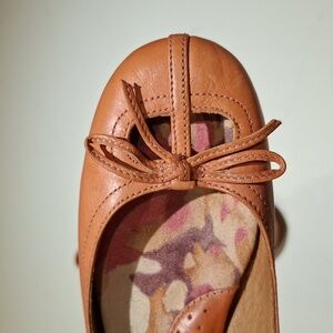 Born Women's Coral Leather Ballet Flats Cut-out & Bow Tie Detail (Size US 7.5)